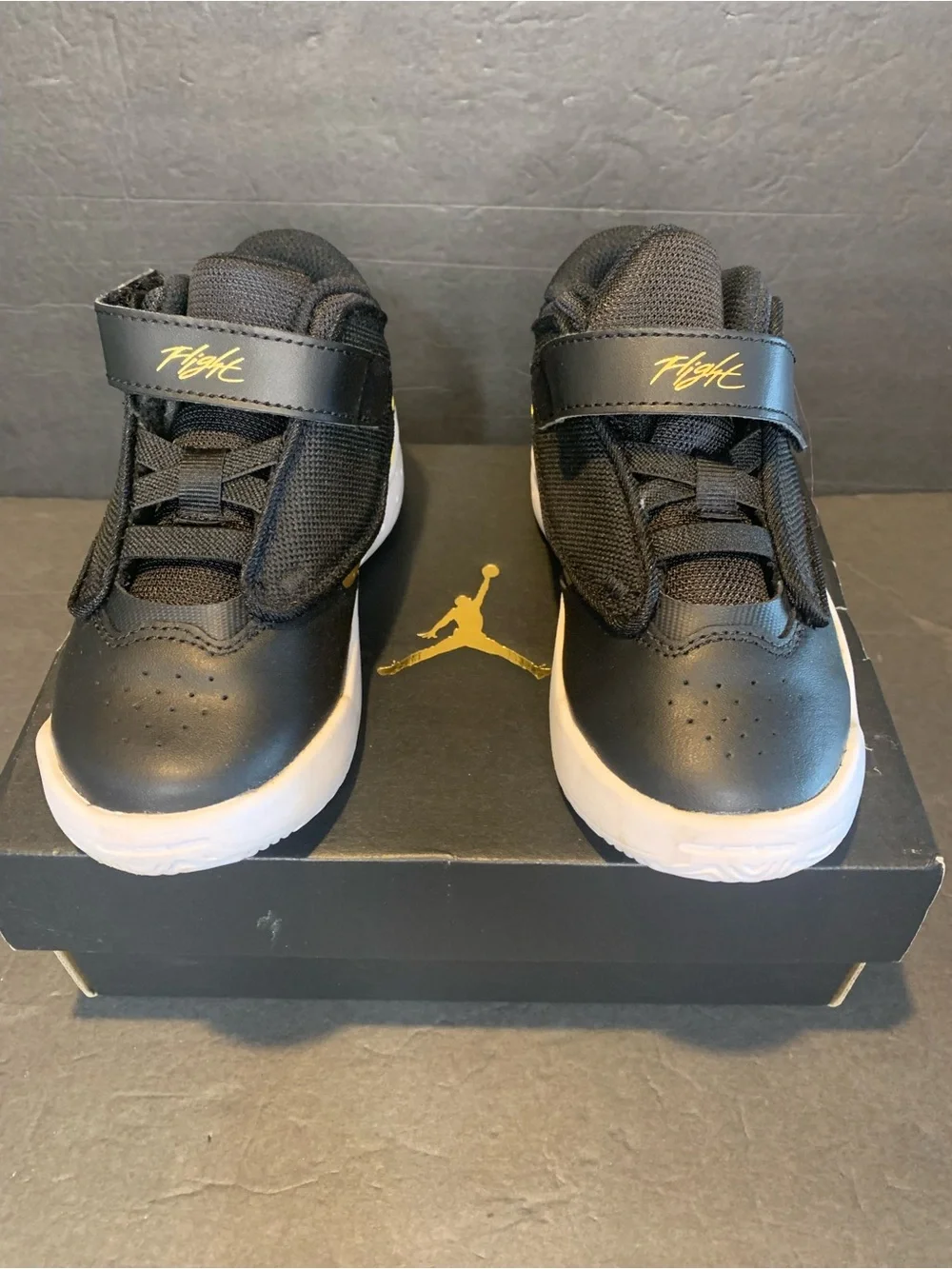 Jordan Max Aura 4 Toddler 10C Basketball Sneakers Black & Gold. NIB